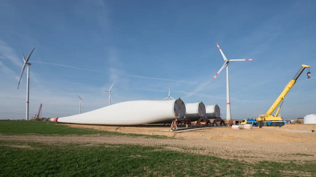 reventor_realisierung Symbolbild für Realisierung - Windkraftanlagen liegen zum Aufbau bereit
